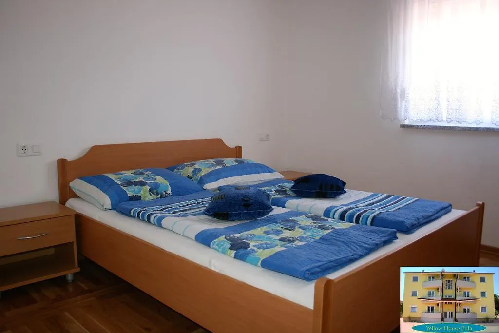 Yellow House Póla Apartman