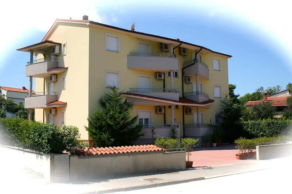 Yellow House Póla Apartman