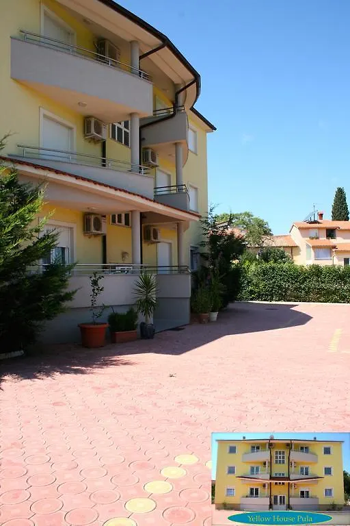 Yellow House Póla Horvátország